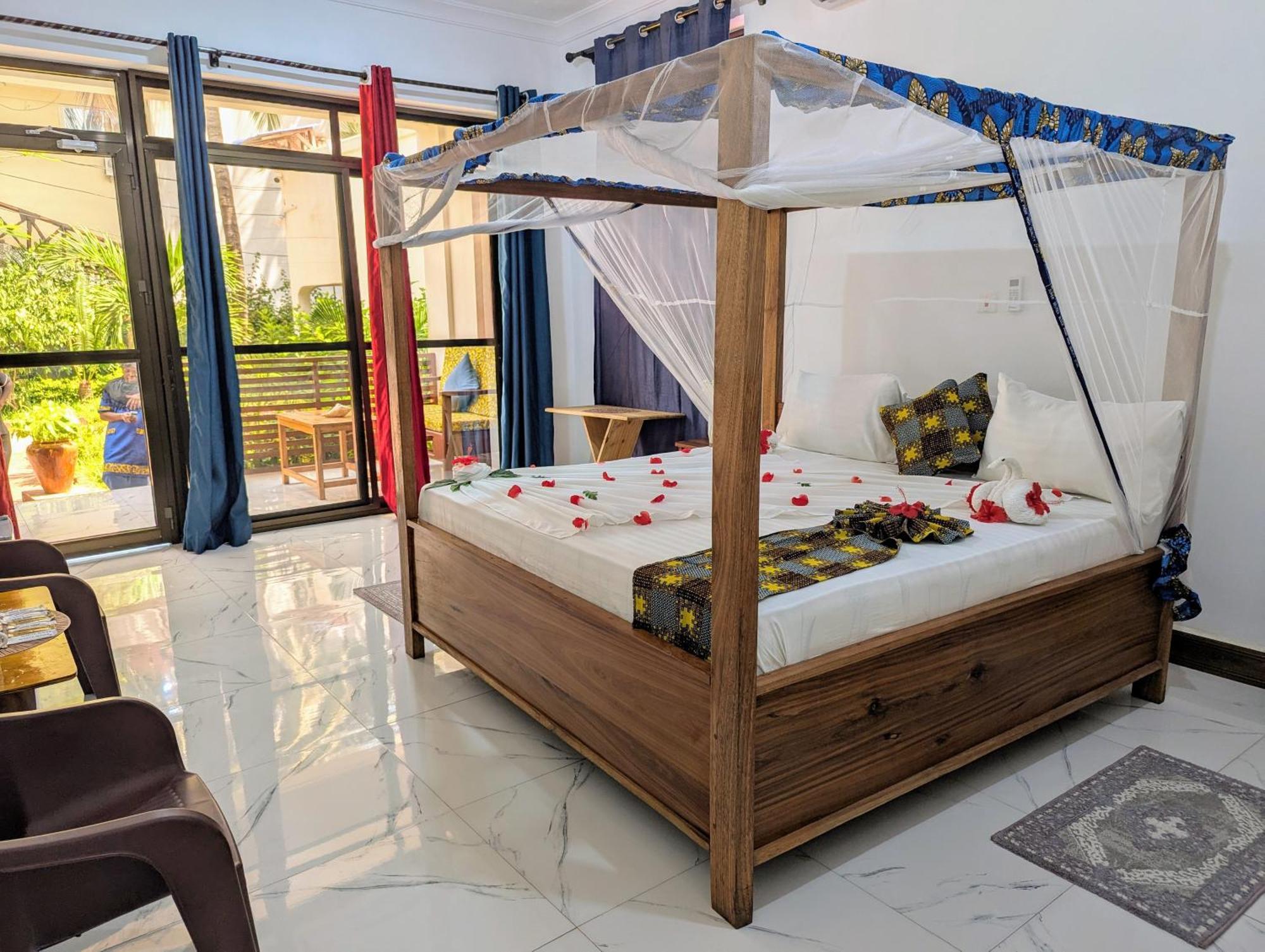 Blue Tides Hotel Nungwi Bagian luar foto
